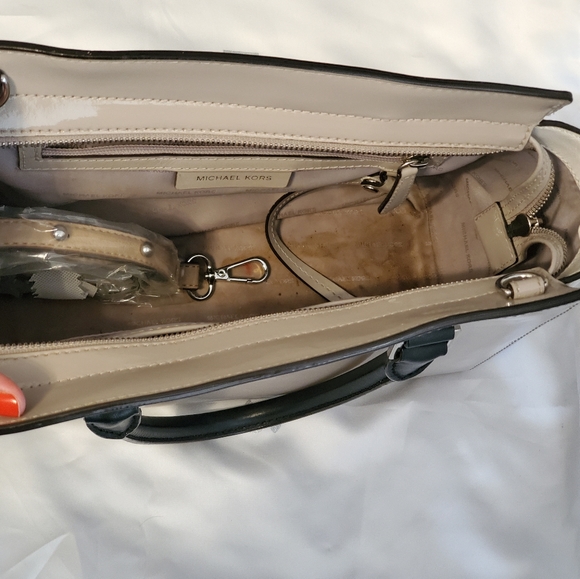 Michael Kors
 Selma Medium Top Zip
 Satchel - Picture 3 of 7